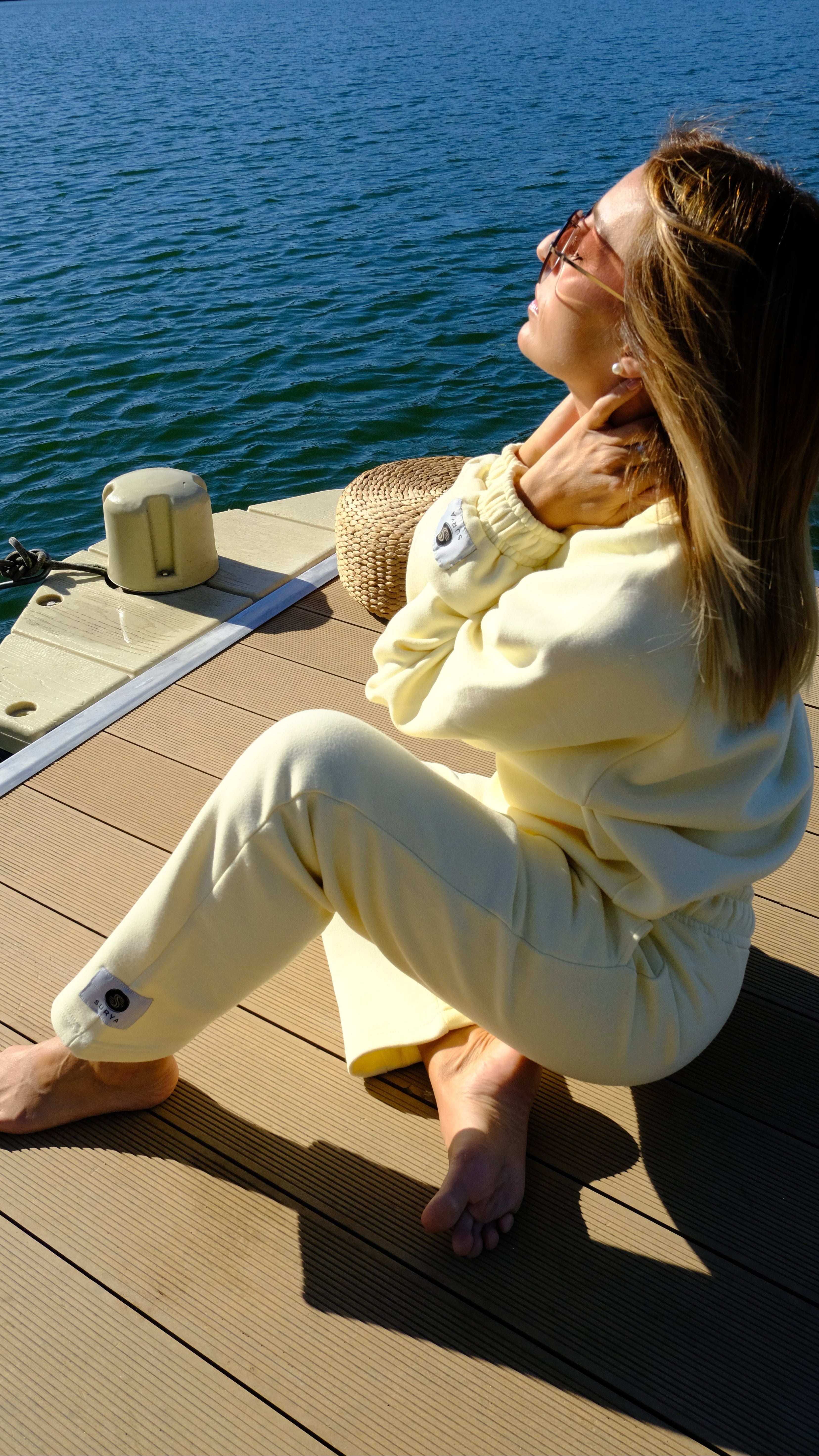 Tuta con felpa a scollo a V e pantalone taglio dritto -  Eleganza e comfort in un solo look