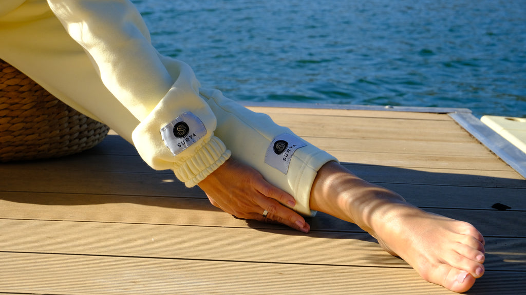 Tuta con felpa a scollo a V e pantalone taglio dritto -  Eleganza e comfort in un solo look