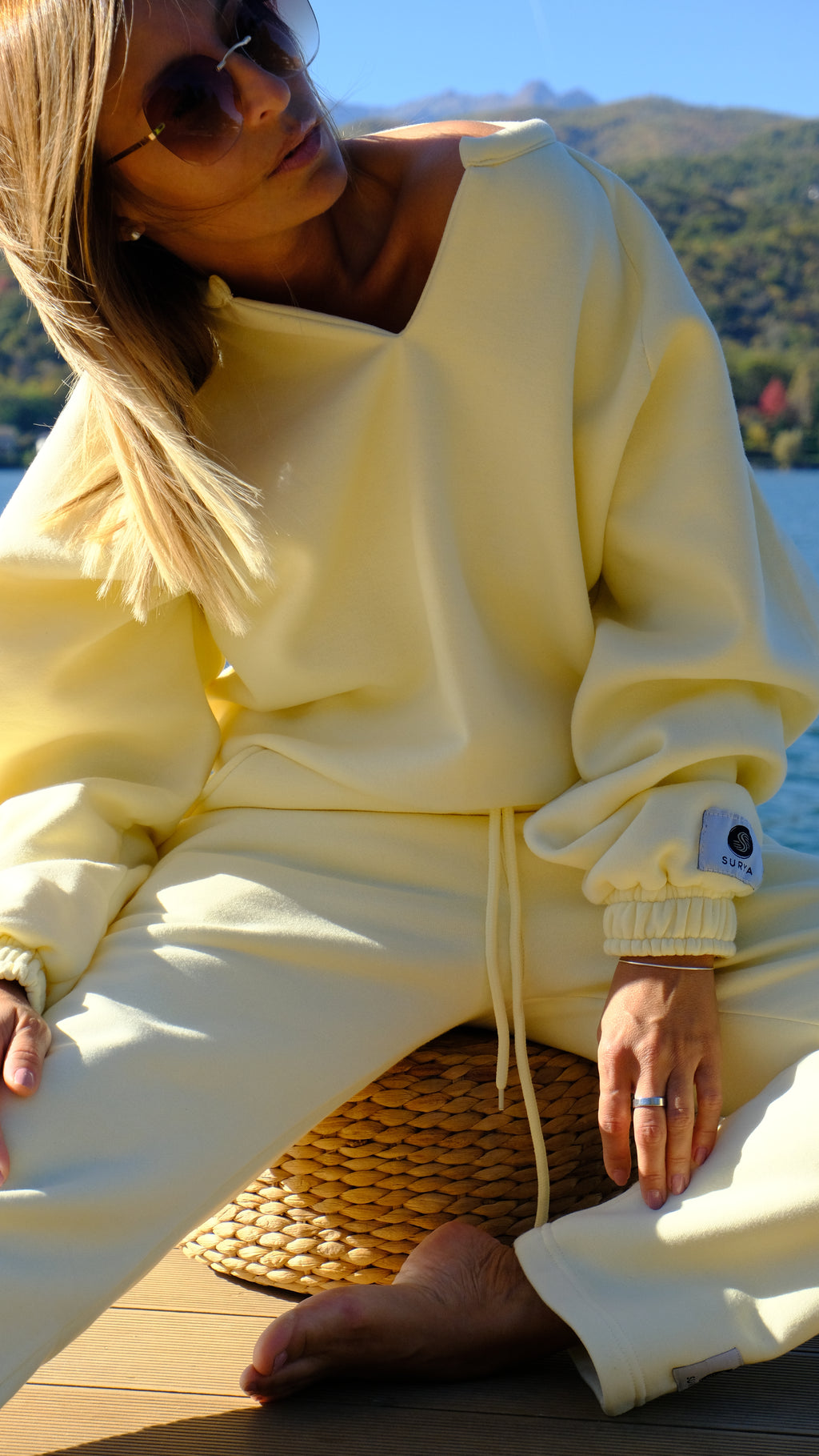 Tuta con felpa a scollo a V e pantalone taglio dritto -  Eleganza e comfort in un solo look