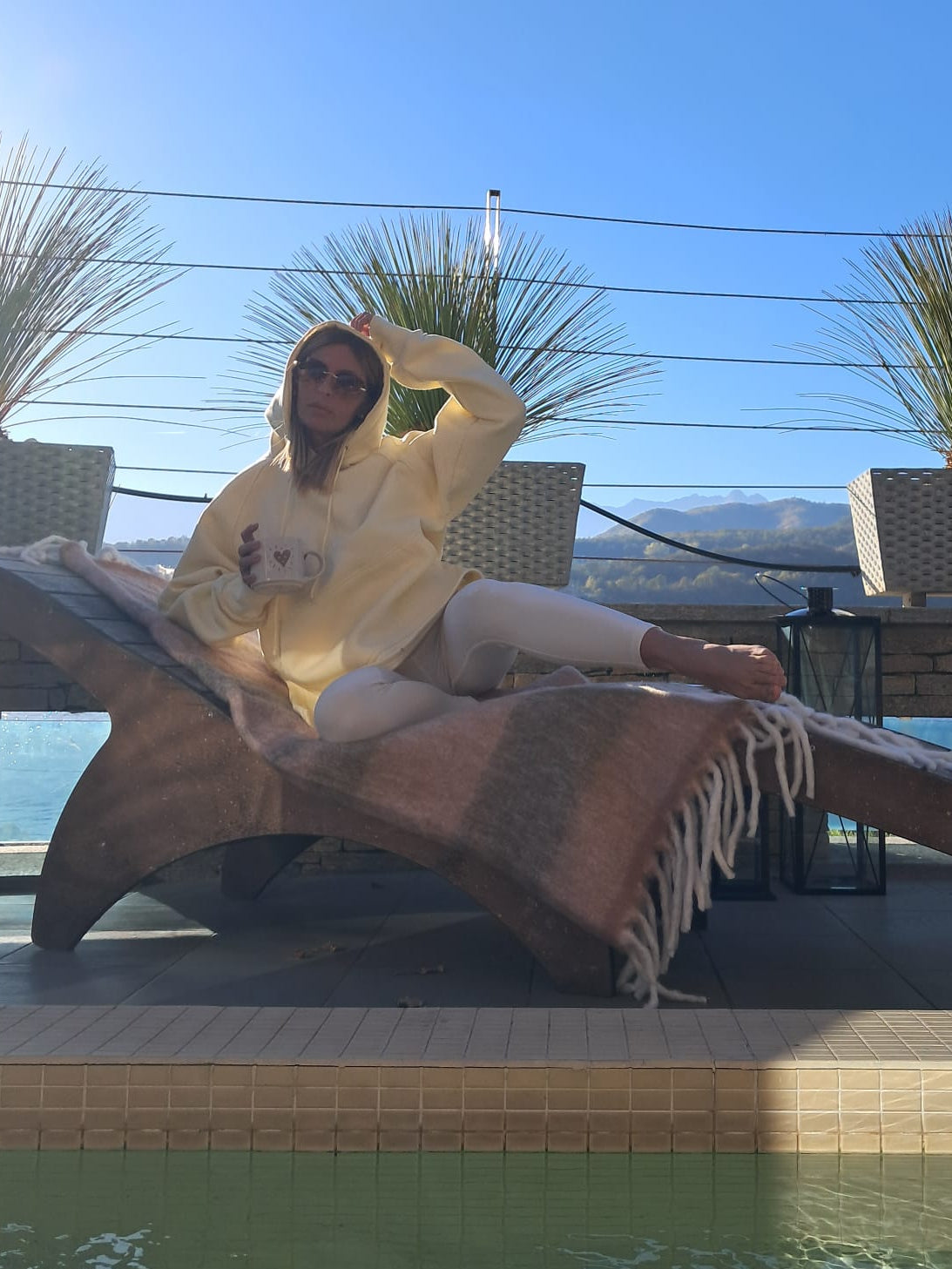 Felpa donna sportiva  con cappuccio e spacco laterale